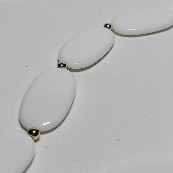White oval beads with silvertone spacers 60" - Picture 4 of 5